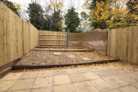 209 Arlott Crescent garden