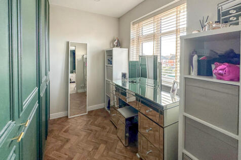 En-suite dressing area