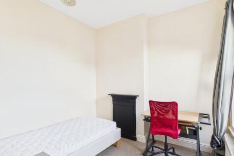 CAM03674G0-PR0672-STILL003