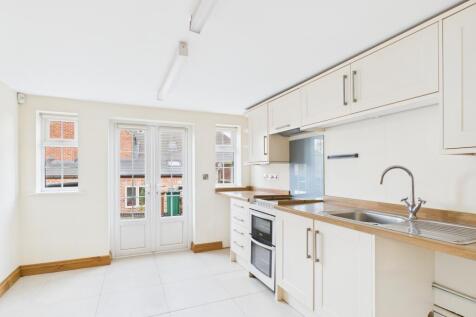 CAM05672G0-PR0082-STILL005