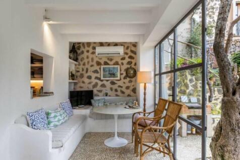 Country-house-room-for-sale-deia-living-blue-mallorca