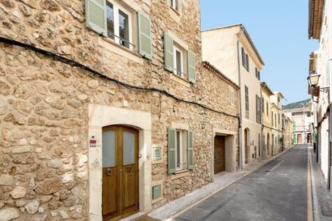 townhouse-for-sale-Alaró-Living-Blue-Mallorca (11)-enhanced-staging-exterior-mediterrean