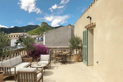 townhouse-for-sale-Alaró-Living-Blue-Mallorca (11)-enhanced-staging-exterior-mediterrean