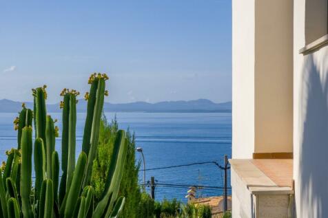 Villa with sea views and rental license 