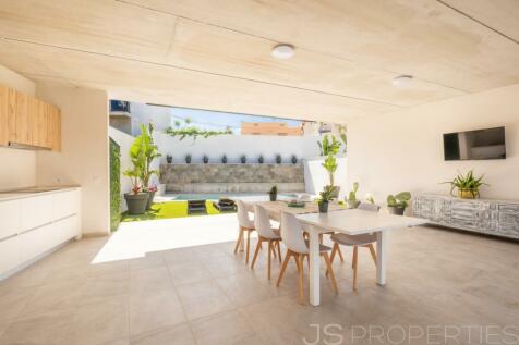 MODERN TOWNHOUSE FOR SALE IN SANTA MARGALIDAb