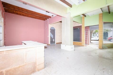 Shop in a central location with excellent investment opportunity