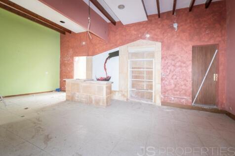 Shop in a central location with excellent investment opportunity