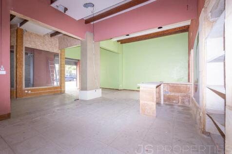 Shop in a central location with excellent investment opportunity