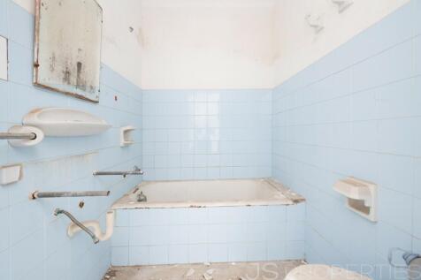 Shop in a central location with excellent investment opportunity