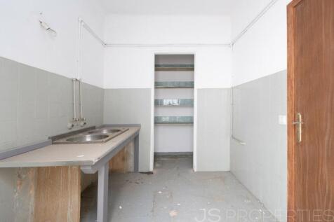 Shop in a central location with excellent investment opportunity