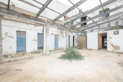 Shop in a central location with excellent investment opportunity