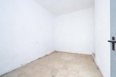 Shop in a central location with excellent investment opportunity
