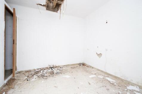 Shop in a central location with excellent investment opportunity