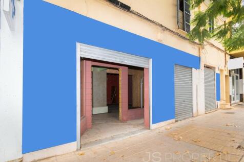 Shop in a central location with excellent investment opportunity