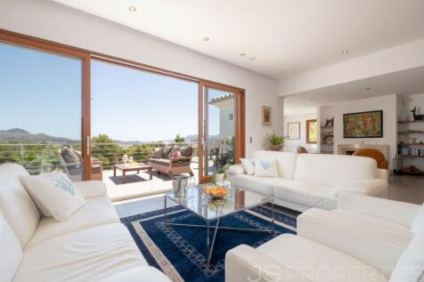 A fantastic villa with sea views in one of the best areas of Puerto Pollensa