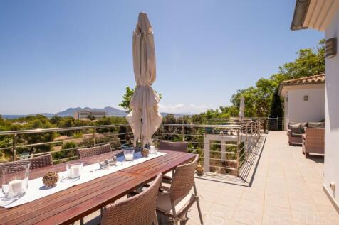 A fantastic villa with sea views in one of the best areas of Puerto Pollensa