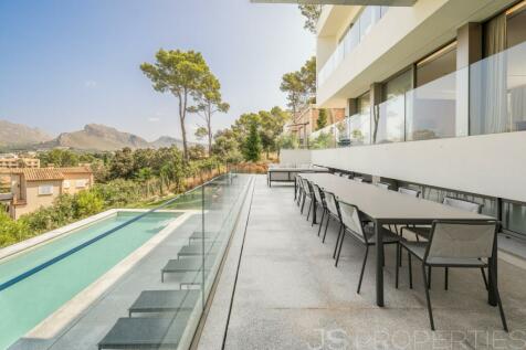 Huge modern design villa in quiet residential area of ??Port de Pollenca