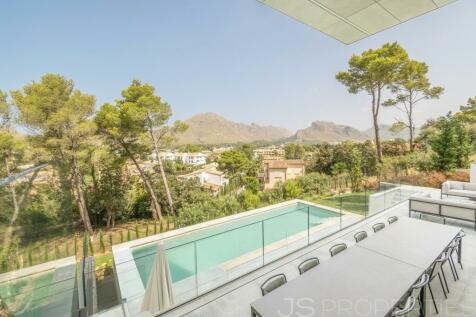 Huge modern design villa in quiet residential area of ??Port de Pollenca