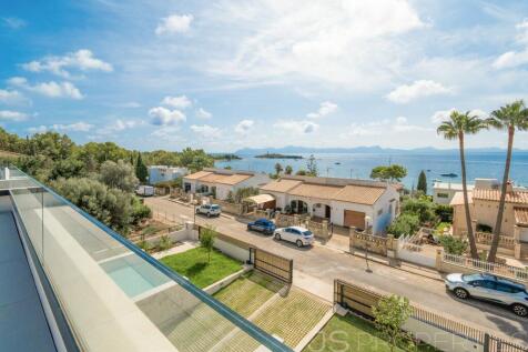 Newly built villa in Alcanada with sea views