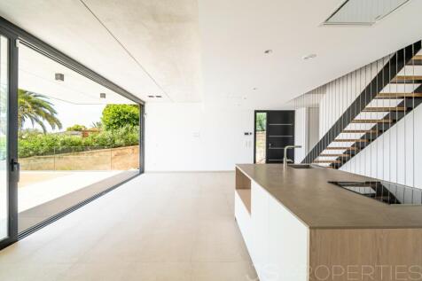 Newly built villa in Alcanada with sea views