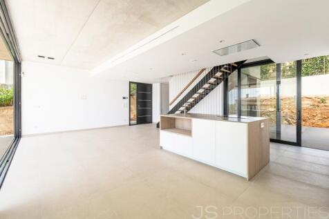Newly built villa in Alcanada with sea views