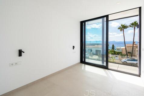 Newly built villa in Alcanada with sea views