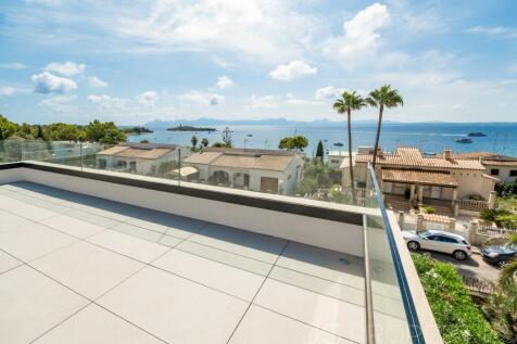 Newly built villa in Alcanada with sea views