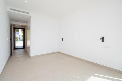 Newly built villa in Alcanada with sea views