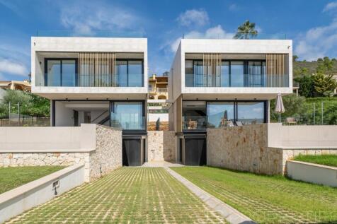 Newly built villa in Alcanada with sea views