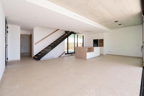 Newly built villa in Alcanada with sea views