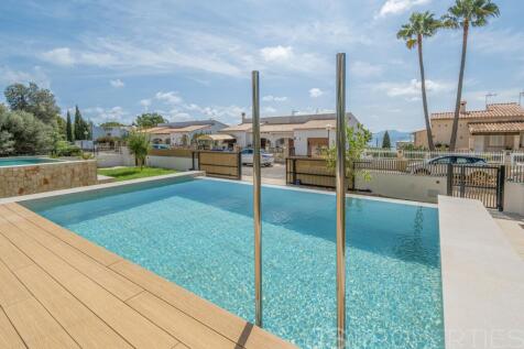 Newly built villa in Alcanada with sea views