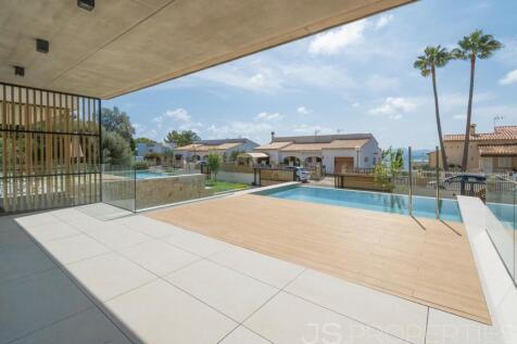 Newly built villa in Alcanada with sea views