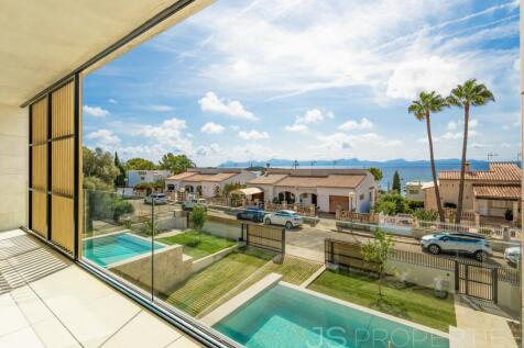Newly built villa in Alcanada with sea views