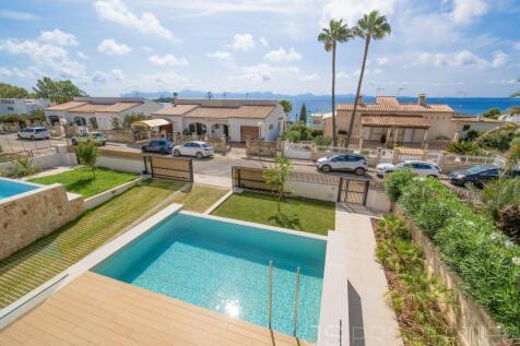 Newly built villa in Alcanada with sea views