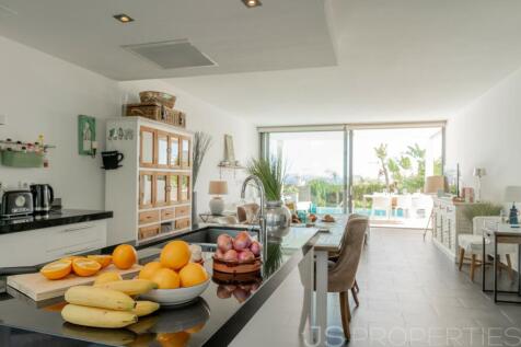 Fantastic house with perfect sea views and rental license in Alcanada