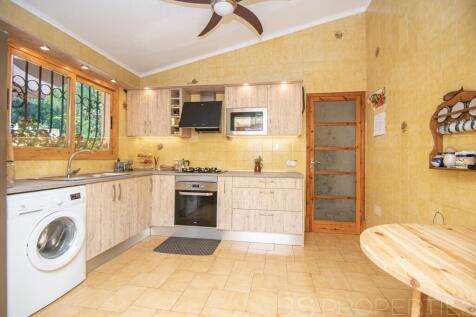 COZY VILLA FOR SALE IN COSTA DE LA CALMA