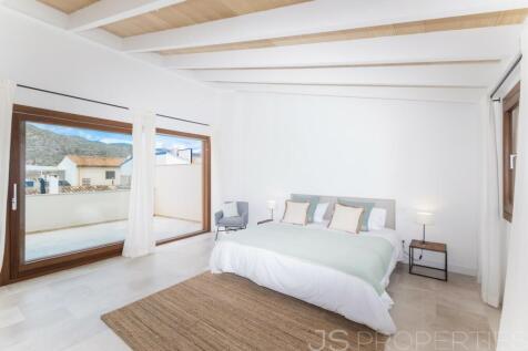 Luxurious townhouse in Pollenca