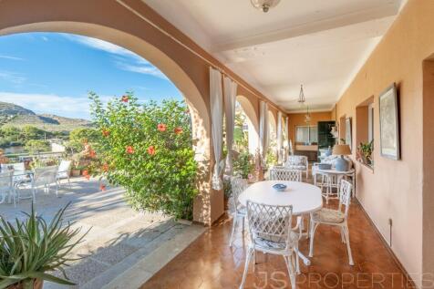Excellent Villa with spectacular sea views 