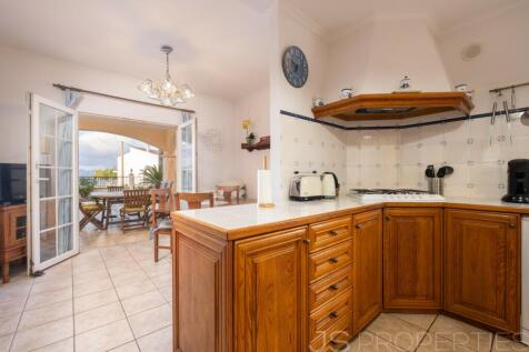 BEAUTIFUL SEAFRONT PROPERTY FOR SALE IN MANRESA
