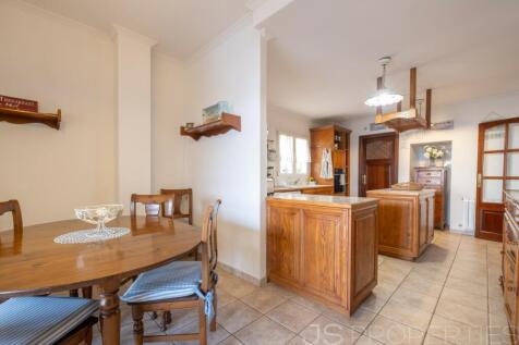 BEAUTIFUL SEAFRONT PROPERTY FOR SALE IN MANRESA
