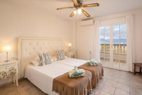 BEAUTIFUL SEAFRONT PROPERTY FOR SALE IN MANRESA
