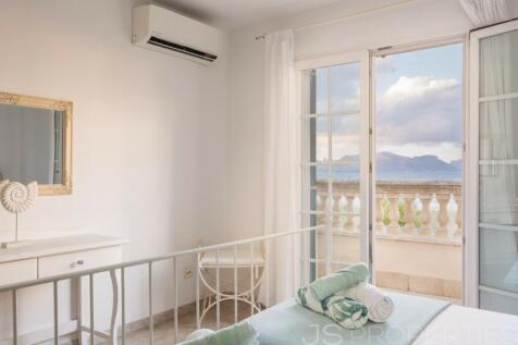 BEAUTIFUL SEAFRONT PROPERTY FOR SALE IN MANRESA