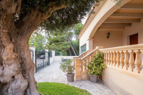 BEAUTIFUL SEAFRONT PROPERTY FOR SALE IN MANRESA