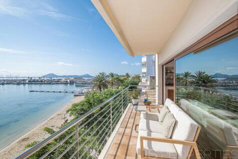 MODERN FRONTLINE APARTMENT WITH SEA VIEWS FOR SALE