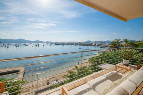 MODERN FRONTLINE APARTMENT WITH SEA VIEWS FOR SALE