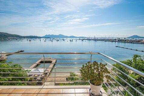 MODERN FRONTLINE APARTMENT WITH SEA VIEWS FOR SALE