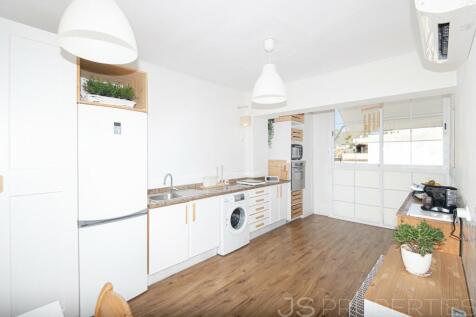 MODERN FRONTLINE APARTMENT WITH SEA VIEWS FOR SALE