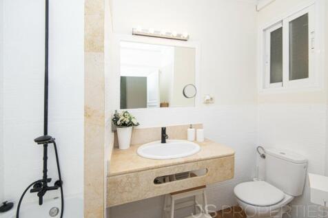 MODERN FRONTLINE APARTMENT WITH SEA VIEWS FOR SALE