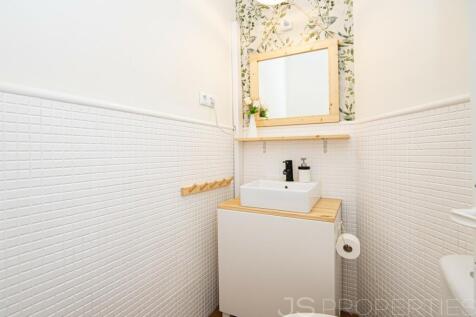 MODERN FRONTLINE APARTMENT WITH SEA VIEWS FOR SALE
