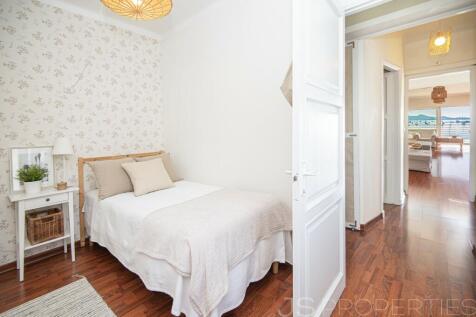 MODERN FRONTLINE APARTMENT WITH SEA VIEWS FOR SALE